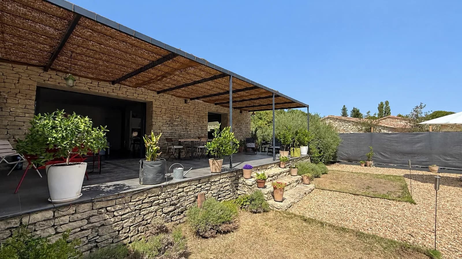 Même terrasse sous un ciel bleu avec ProperPix