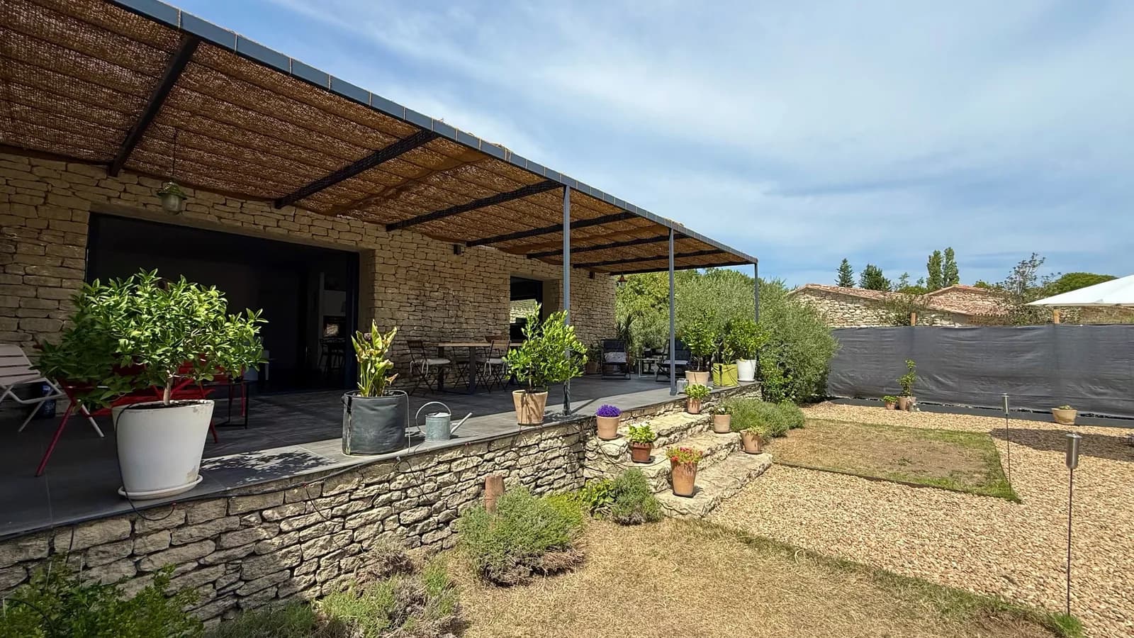 Terrasse sous un ciel nuageux