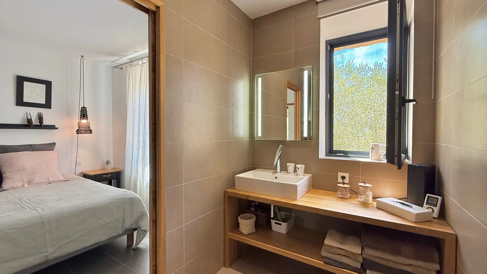 Salle de bain avec des objets sur le meuble vasque