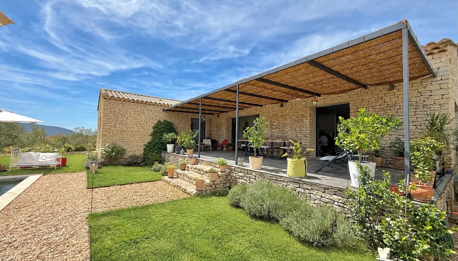 Même jardin avec une pelouse verte grâce à ProperPix