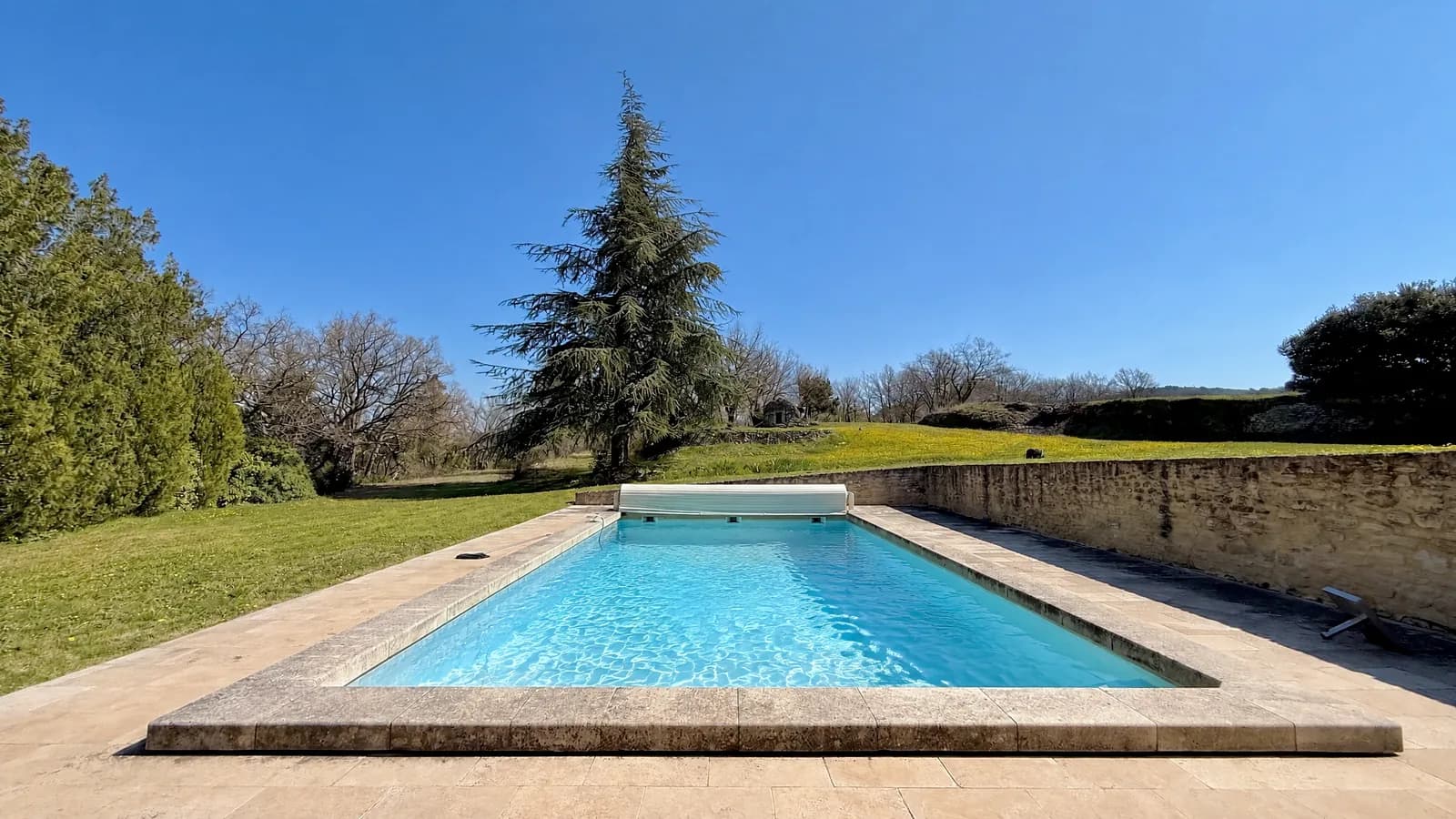 Même piscine remplie en bleu classique par ProperPix