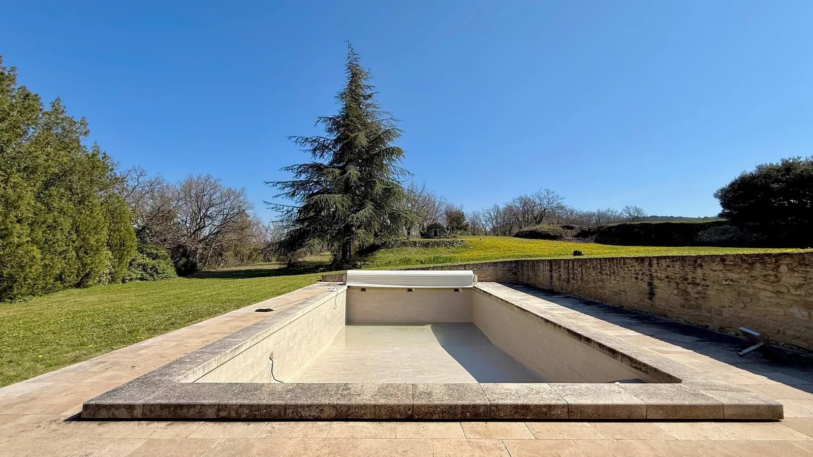 Piscine avant remplissage